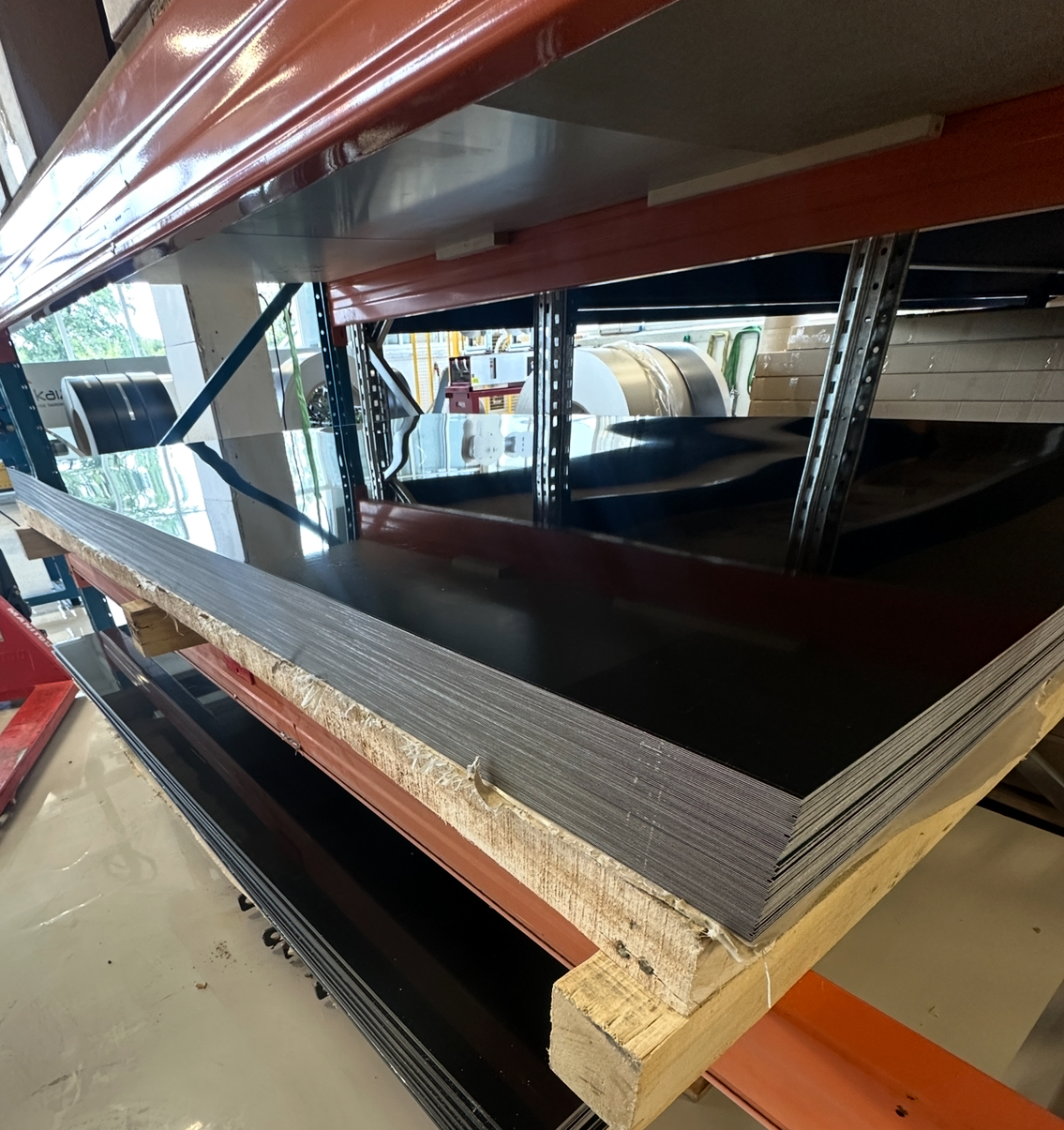 IMG_1329.jpg Planplate Aluminium 0.8x1300x2000mm m/folie - Sort RAL 9011 - Bilde 1